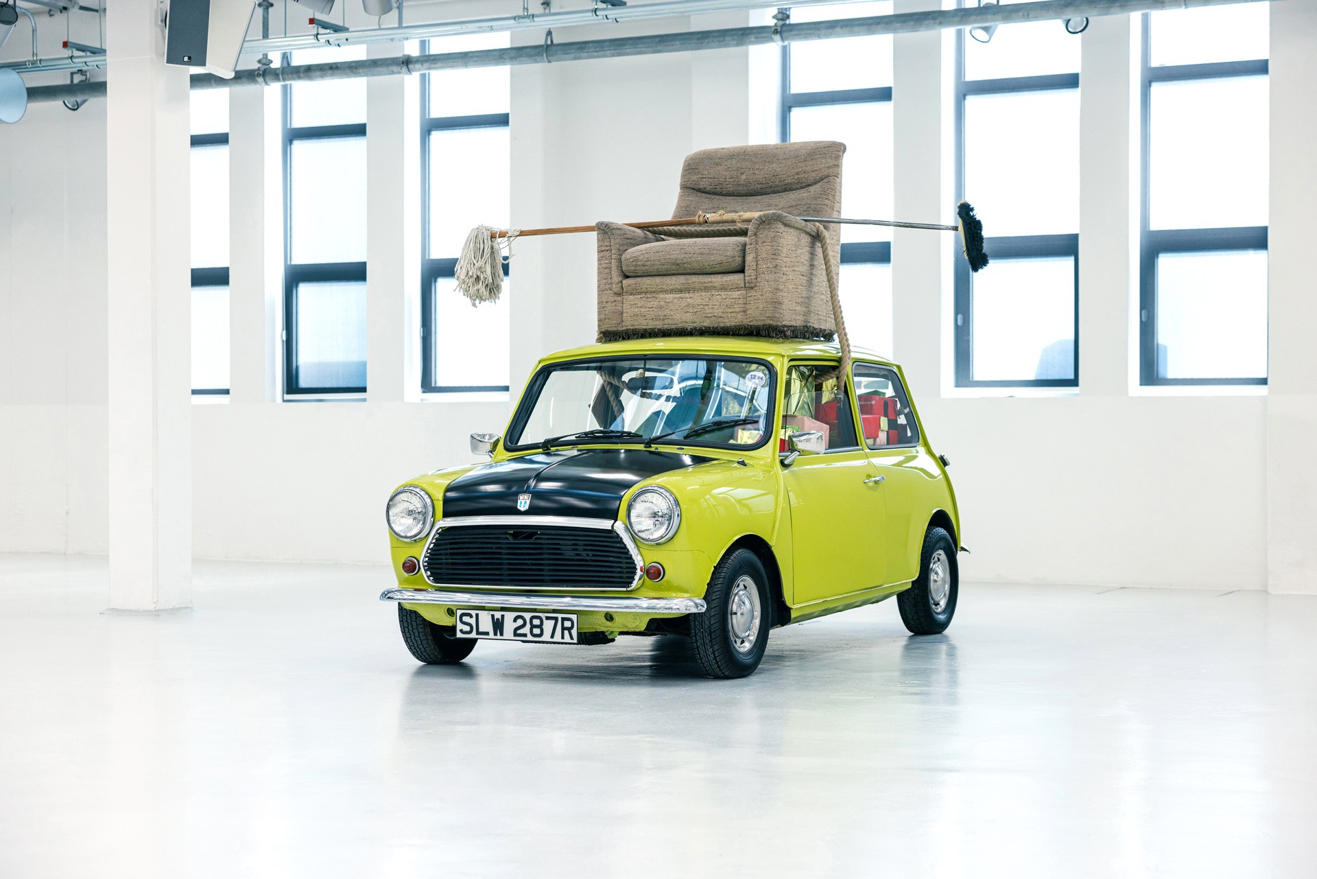 A photo of the Mini 1000 „Mr. Bean” showing of the sofa on top of the car.